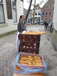 909557 Afbeelding van een medewerkster van Bakkerij Moolenbeek (Nieuwegracht 125) te Utrecht die een kar met brood van ...